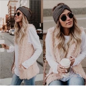 En Creme Vici Lang Faux Fur Front Vest